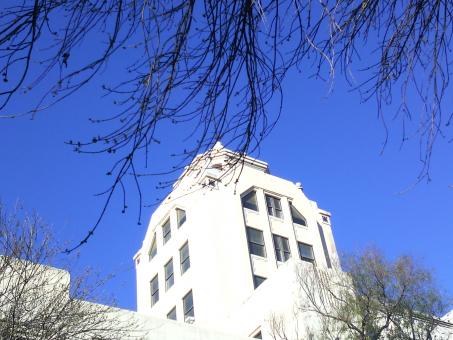 Free Stock Photo of Look at the blue sky over Art Deco building