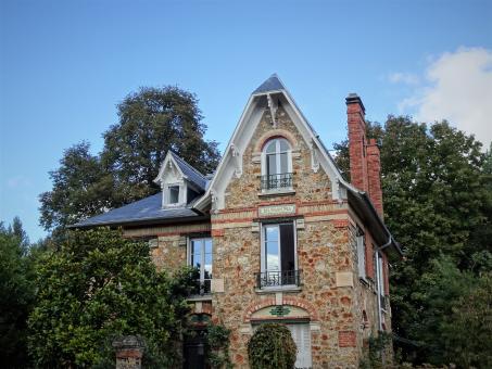 Free Stock Photo of 1900's millstone and wood art house