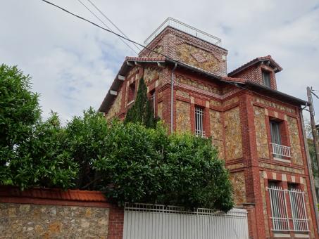 Free Stock Photo of Sophisticated brick and millstone architecture