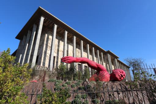 Free Stock Photo of Weird sculpture in front of a museum