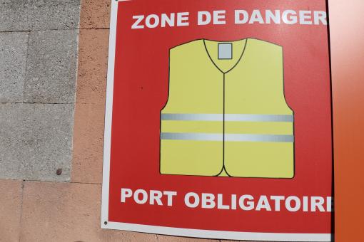 Free Stock Photo of Danger Zone: mandatory use of 