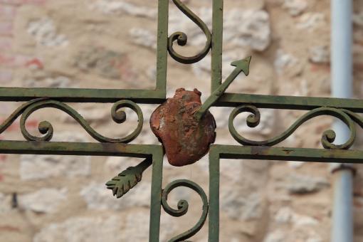 Free Stock Photo of Iron sculpture of a pierced heart on an iron cross