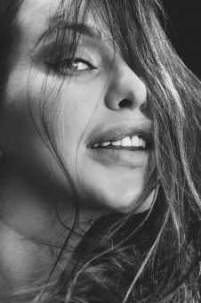Free Stock Photo of Smiling Female Model - Black and White - Closeup