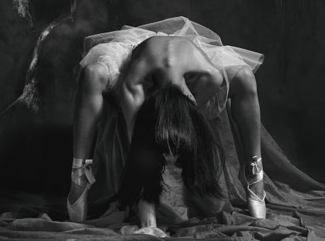 Free Stock Photo of Female Dancer in Pose - Monochrome