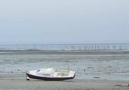 Free Stock Photo of Small Boat on Beach at Arcachon Bay