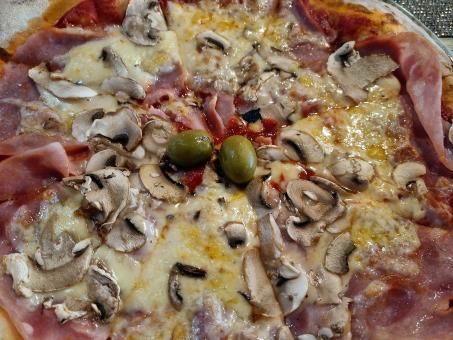 Free Stock Photo of Pizza closeup