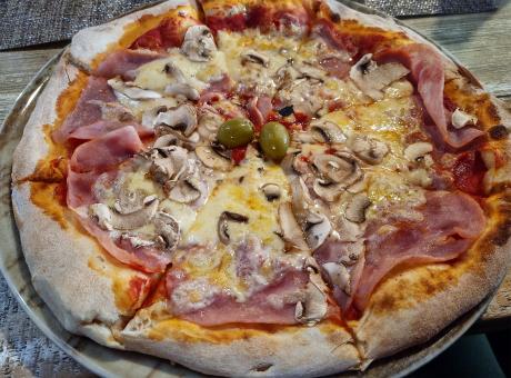 Free Stock Photo of Pizza closeup