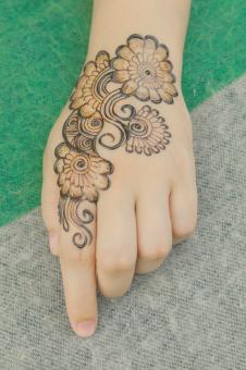 Free Stock Photo of Easy mehndi design for Karwa Chauth 2022 | Mehndi designs simple 2022 