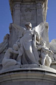 Free Stock Photo of Sculptures outside of Buckingham Palace