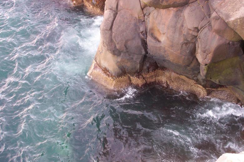 Free stock image of Cliffs by the sea created by Héðinn
