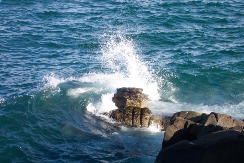 Free stock image of Braking waves created by Héðinn