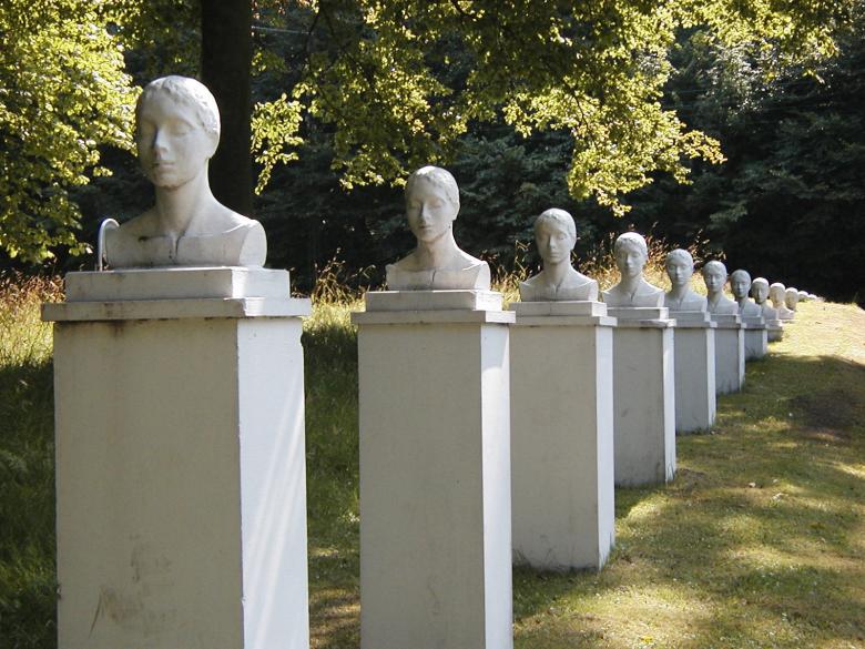 Free stock image of Row of heads created by Bjorgvin