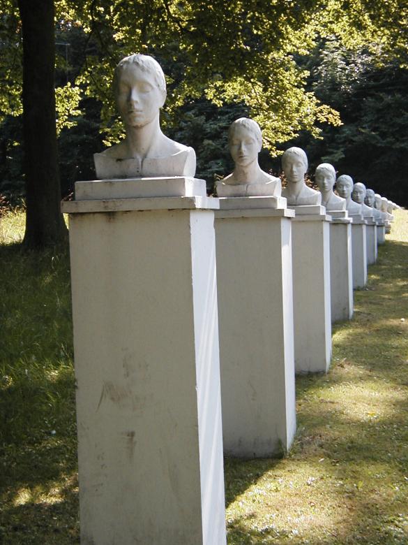 Free stock image of Row of heads created by Bjorgvin