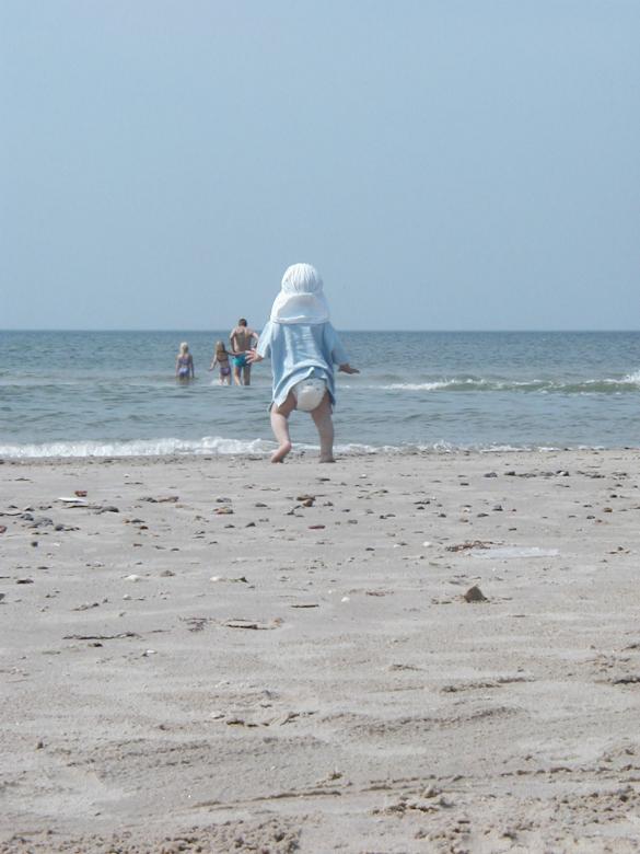 Free stock image of Child on the beach created by Bjorgvin