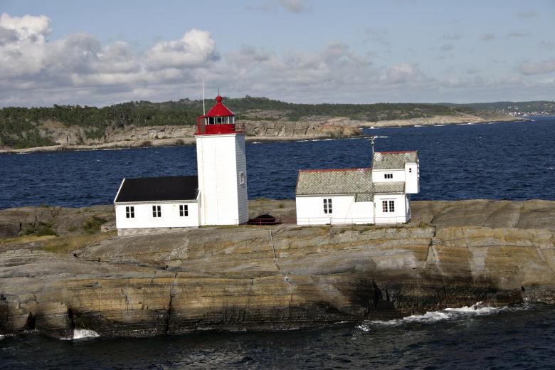 Free stock image of Lighthouse on cliffs created by Bjorgvin
