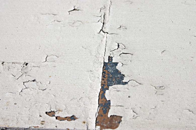 Free stock image of White surface with cracks and pealed pai created by Bjorgvin
