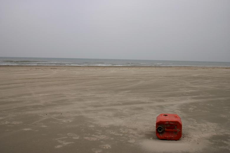 Free stock image of Petrol tank on a beach created by Bjorgvin