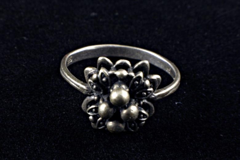Free stock image of Silver ring with flower decoration created by Bjorgvin