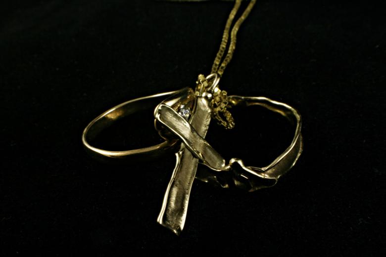 Free stock image of Two rings and a golden necklace created by Bjorgvin