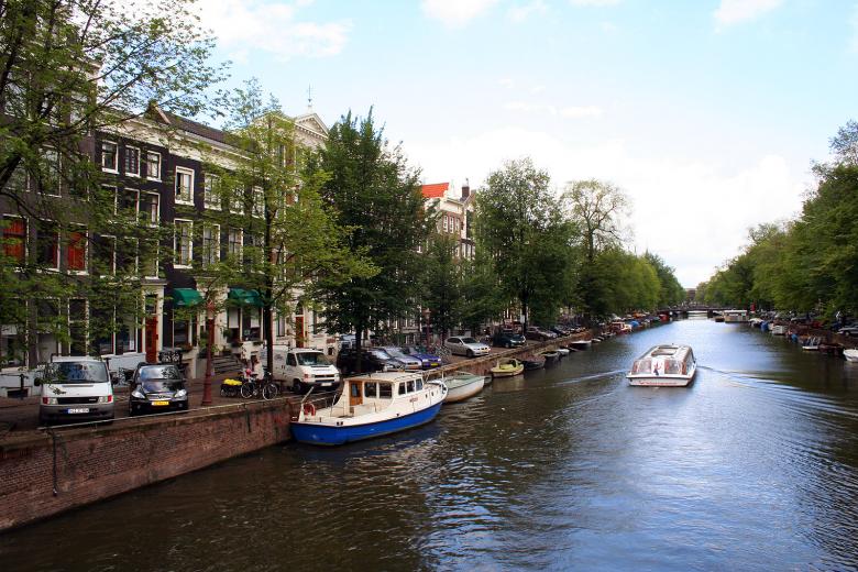 Free stock image of Canal in Amsterdam created by damien van holten