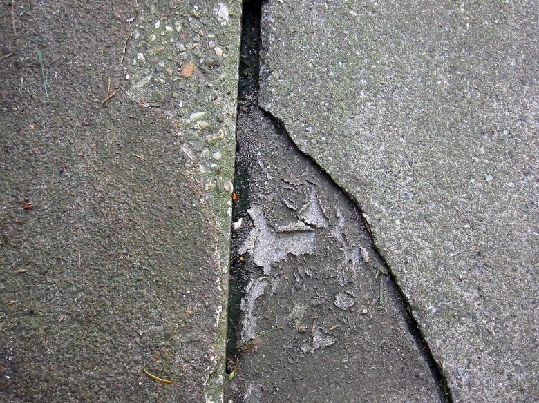 Free stock image of Cracked concrete wall created by damien van holten