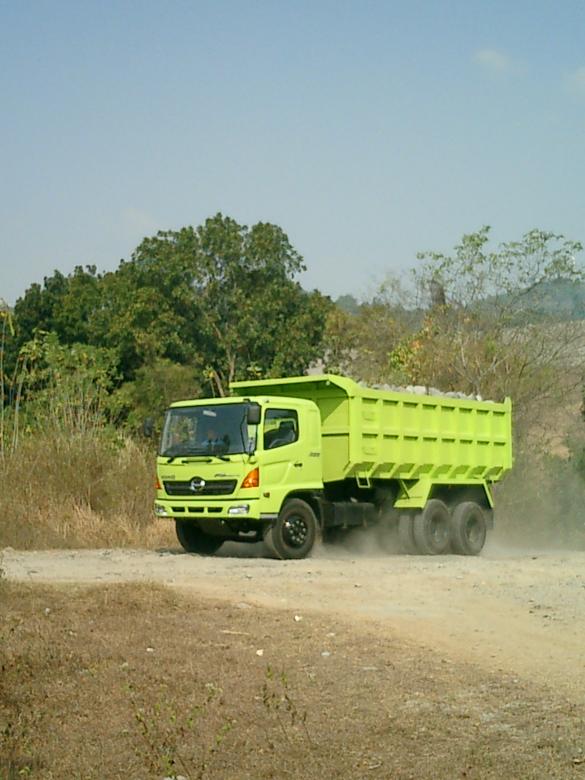 Free stock image of Hino Truck created by Budi Purwito