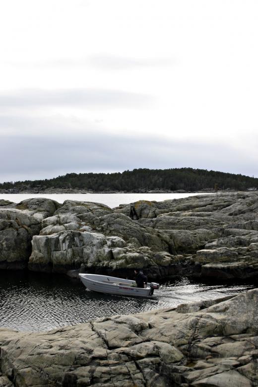 Free stock image of Sailing between the rocks created by Bjorgvin