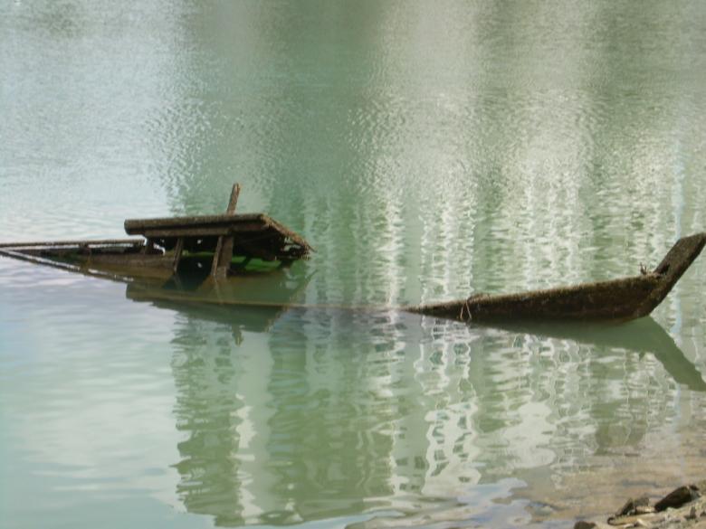 Free stock image of Sunken boat created by zulkiflies