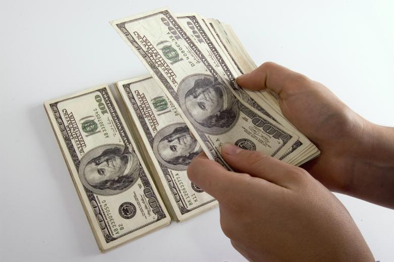 Free stock image of Counting bills created by pxl666