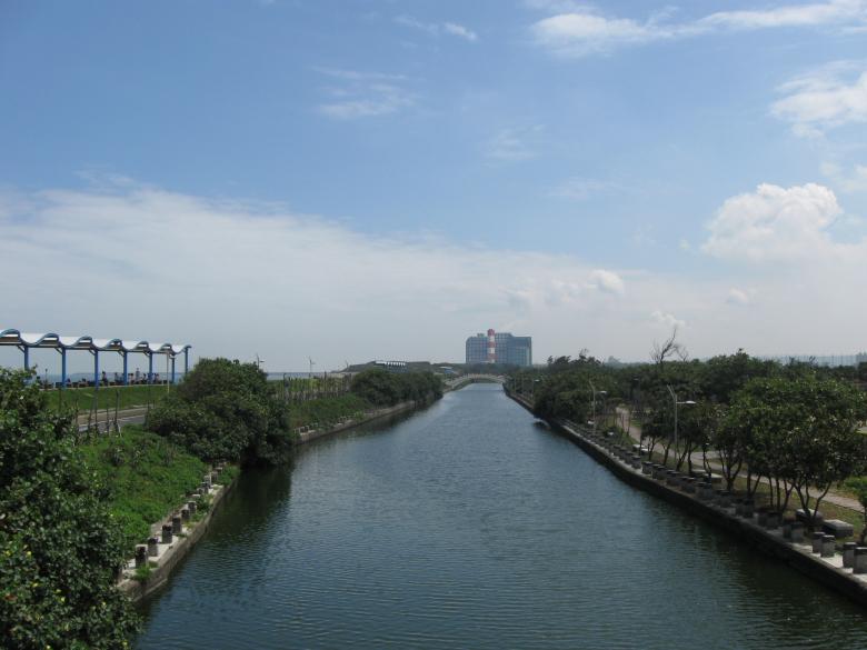 Free stock image of River Leading to an Office Building created by pmao