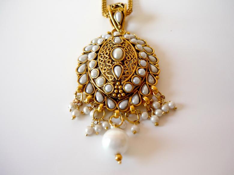 Free stock image of Gold and pearl necklace created by Bilal Aslam