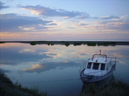 A boat on the surface of the water - Free Stock Photo