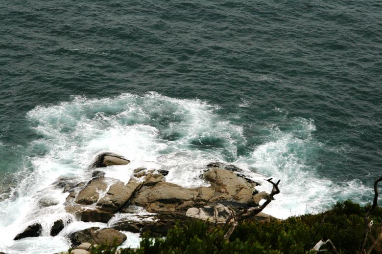 Free stock image of Rocking sea waves created by Naumaan Hassan