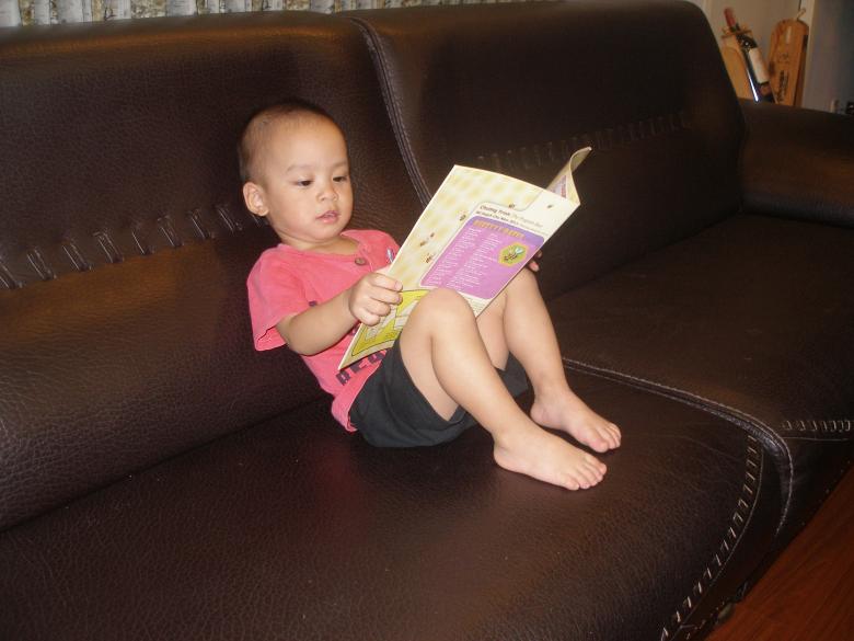 Free stock image of Baby reading created by Nguyen Thao