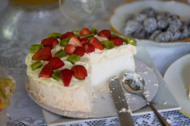 Free stock image of Pavlova, half eaten created by mlle