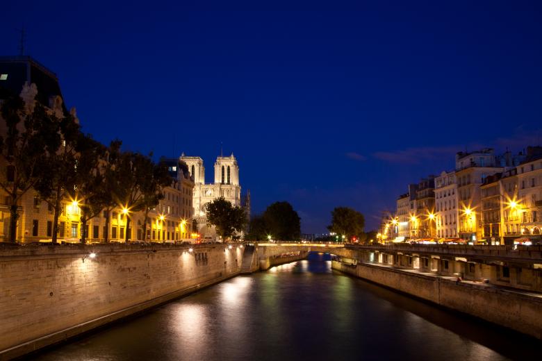 Free stock image of Paris sur Seine Twilight created by Nicolas Raymond