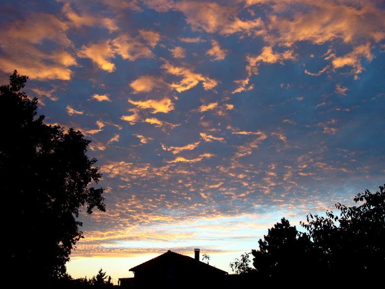 Free stock image of Purple trail of clouds created by Lodi Fost