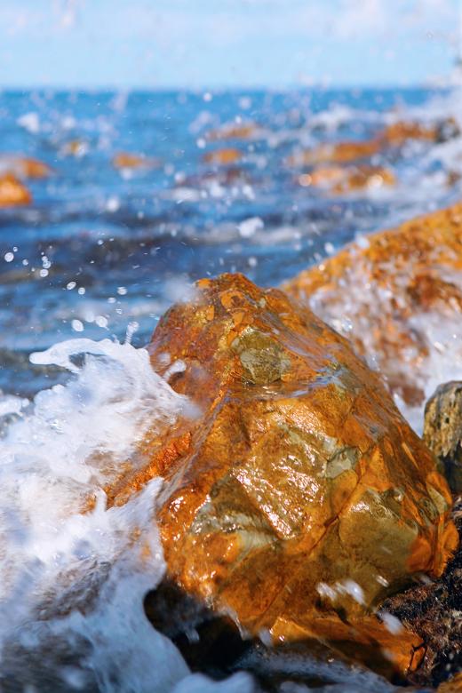 Free stock image of Waves breaking on the stone created by 2happy