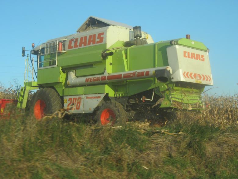Free stock image of Harvester combine created by Boris Kyurkchiev