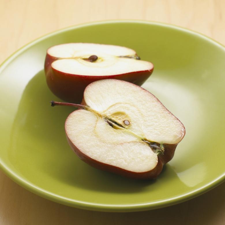 Free stock image of Apple in two halfs created by Felipe Nasser