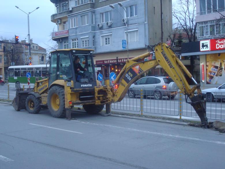 Free stock image of Excavator at work created by Boris Kyurkchiev