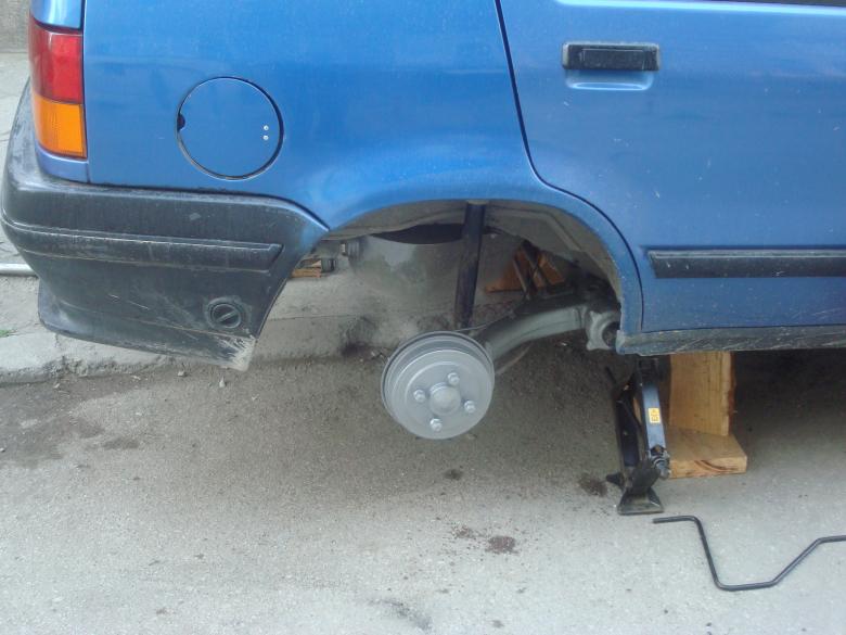 Free stock image of Changing a tire created by Boris Kyurkchiev