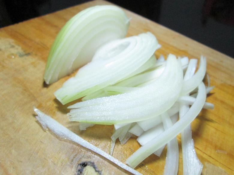 Free stock image of Onions on chopping board created by Galayanee