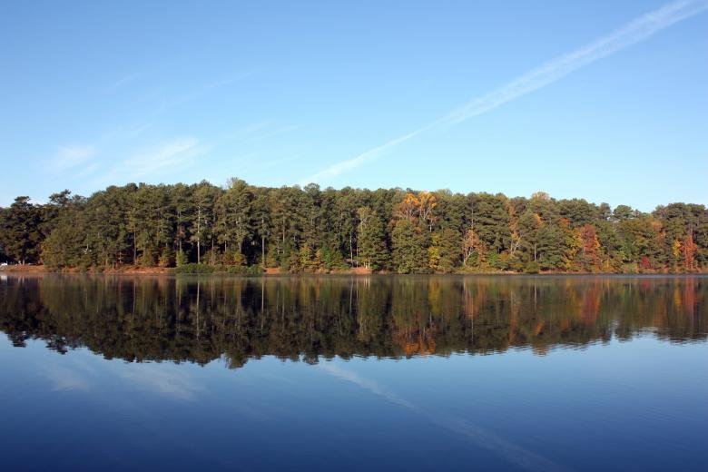 Free stock image of An autumn landscape with a reflection created by Benjamin Miller