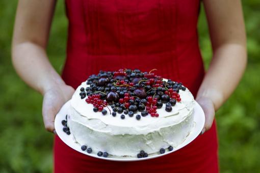 Holding a fresh berry cake - Free Stock Photo