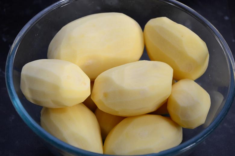 Free stock image of Peeled potatoes in a bowl created by Tomas Adomaitis