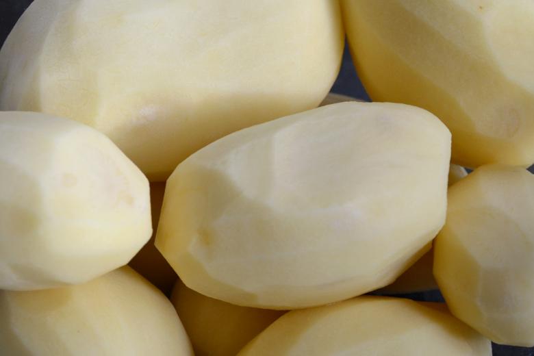 Free stock image of Peeled potatoes close-up created by Tomas Adomaitis