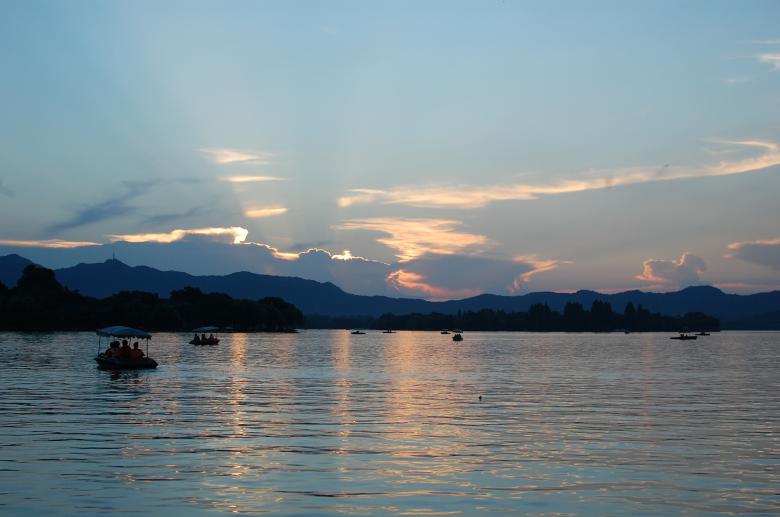 Free stock image of Boats in River Sunsetting created by Sriratana Sutasirisap