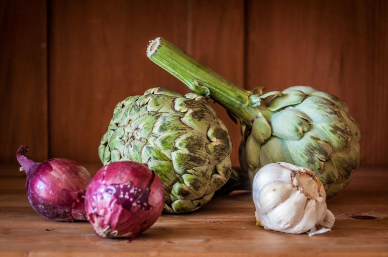 Free stock image of Fresh artichokes on rustic wood created by Luka