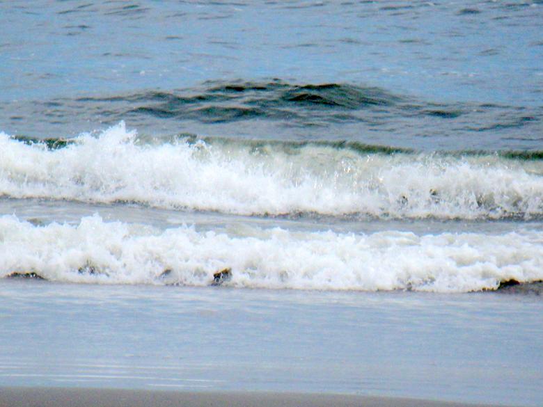 Free stock image of Waves Crashing On Beach created by Vincent alvino